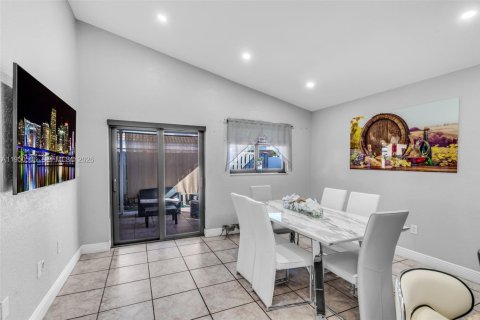 Villa ou maison à vendre à Hialeah, Floride: 4 chambres, 132.85 m2 № 2009395 - photo 8