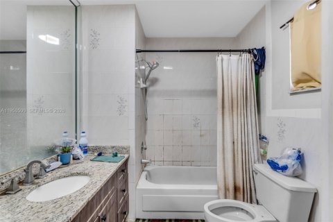 Villa ou maison à vendre à Hialeah, Floride: 4 chambres, 132.85 m2 № 2009395 - photo 25