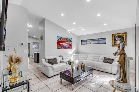 Villa ou maison à vendre à Hialeah, Floride: 4 chambres, 132.85 m2 № 2009395 - photo 4