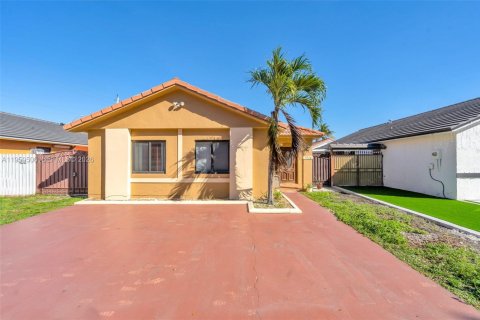 Villa ou maison à vendre à Hialeah, Floride: 4 chambres, 132.85 m2 № 2009395 - photo 1