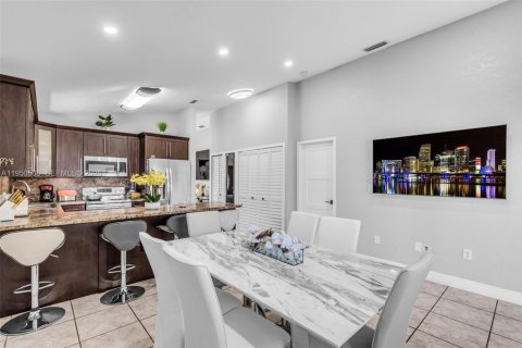Villa ou maison à vendre à Hialeah, Floride: 4 chambres, 132.85 m2 № 2009395 - photo 10