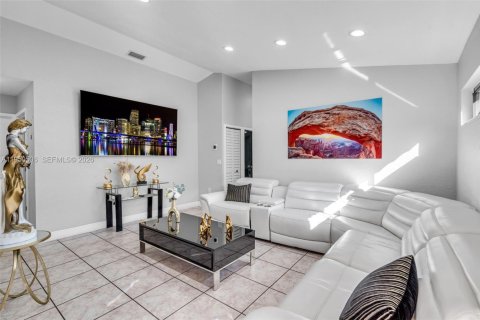 Villa ou maison à vendre à Hialeah, Floride: 4 chambres, 132.85 m2 № 2009395 - photo 6
