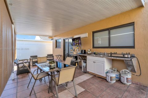 Villa ou maison à vendre à Hialeah, Floride: 4 chambres, 132.85 m2 № 2009395 - photo 27