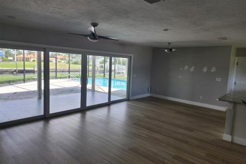 Casa en venta en Cape Coral, Florida, 3 dormitorios, 132.39 m2 № 1686488 - foto 2