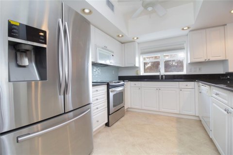 Condo in Largo, Florida, 3 bedrooms  № 2111801 - photo 11