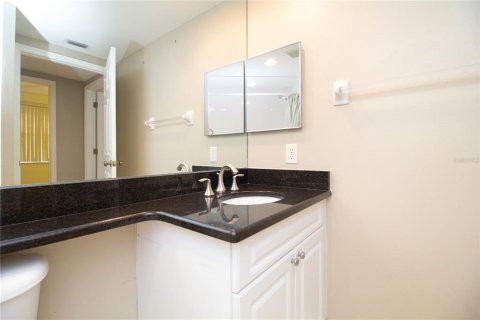 Condo in Largo, Florida, 3 bedrooms  № 2111801 - photo 24