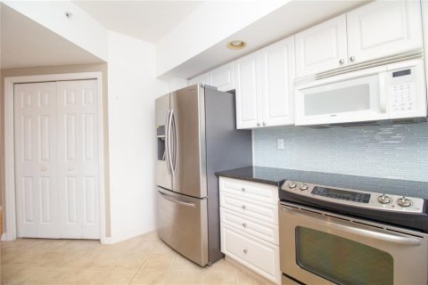 Condo in Largo, Florida, 3 bedrooms  № 2111801 - photo 9