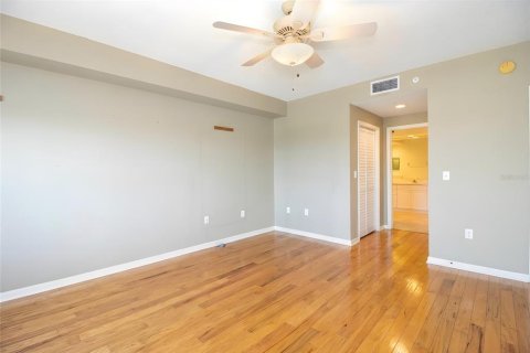 Condo in Largo, Florida, 3 bedrooms  № 2111801 - photo 16