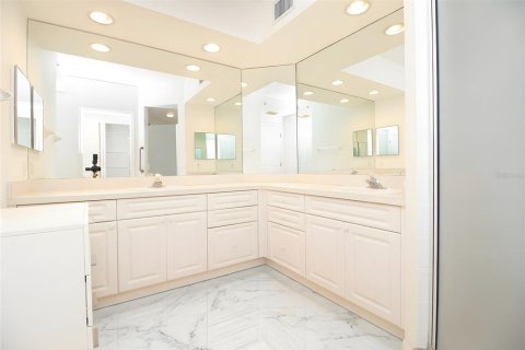 Condo in Largo, Florida, 3 bedrooms  № 2111801 - photo 17