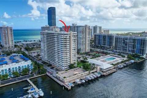 Condominio en venta en Hallandale Beach, Florida, 2 dormitorios, 118.45 m2 № 2008109 - foto 30