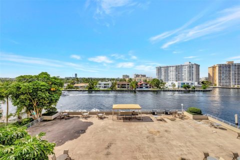 Condominio en venta en Hallandale Beach, Florida, 2 dormitorios, 118.45 m2 № 2008109 - foto 26
