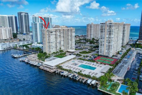 Condominio en venta en Hallandale Beach, Florida, 2 dormitorios, 118.45 m2 № 2008109 - foto 29