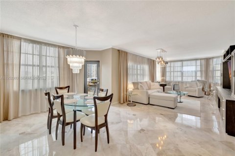 Condominio en venta en Hallandale Beach, Florida, 2 dormitorios, 118.45 m2 № 2008109 - foto 2