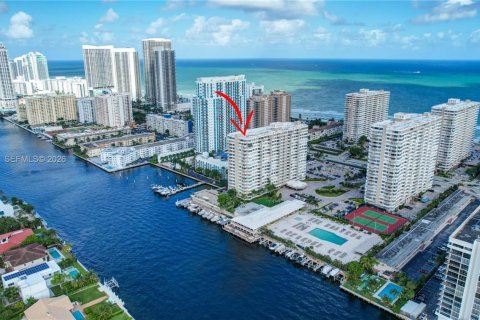Condominio en Hallandale Beach, Florida, 2 dormitorios  № 2008109