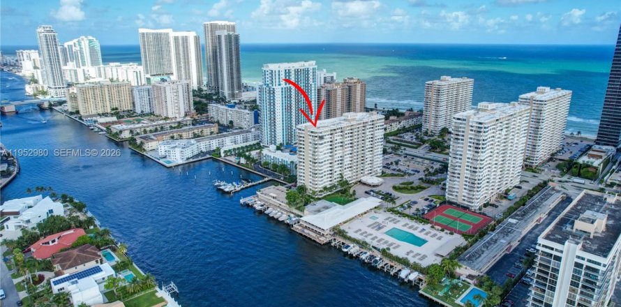 Condominio en Hallandale Beach, Florida, 2 dormitorios  № 2008109