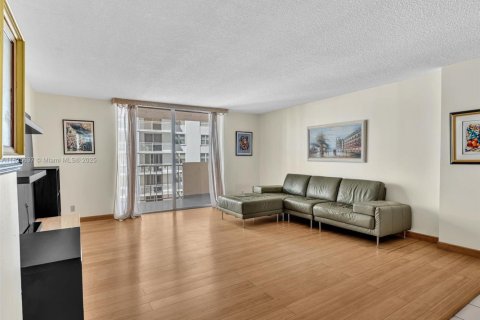 Снять в аренду кондоминиум в Халландейл-Бич, Флорида 1 спальня, 120.77м2, № 1957961 - фото 16