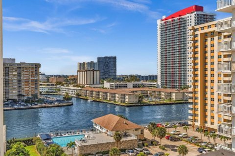 Снять в аренду кондоминиум в Халландейл-Бич, Флорида 1 спальня, 120.77м2, № 1957961 - фото 9