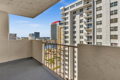 Снять в аренду кондоминиум в Халландейл-Бич, Флорида 1 спальня, 120.77м2, № 1957961 - фото 18