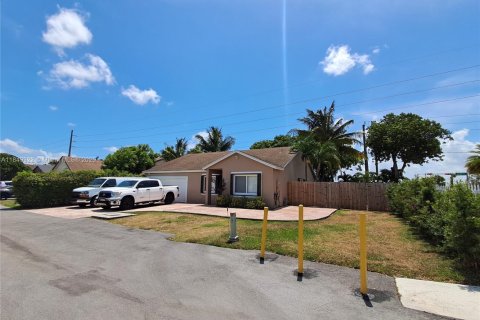 Casa en venta en Miami, Florida, 4 dormitorios, 131.36 m2 № 1852374 - foto 1