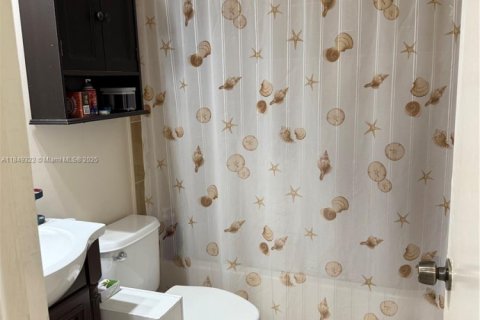 House in Miami, Florida 4 bedrooms, 131.36 sq.m. № 1852374 - photo 7