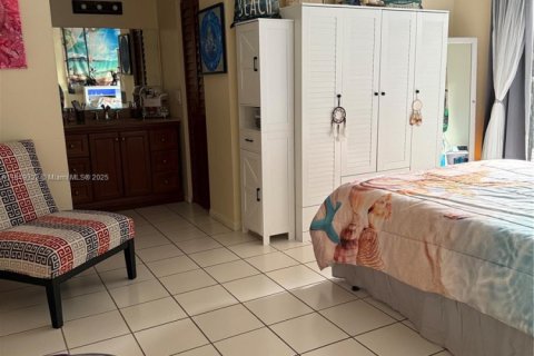 House in Miami, Florida 4 bedrooms, 131.36 sq.m. № 1852374 - photo 11