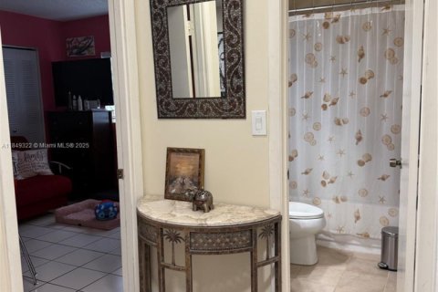 House in Miami, Florida 4 bedrooms, 131.36 sq.m. № 1852374 - photo 6