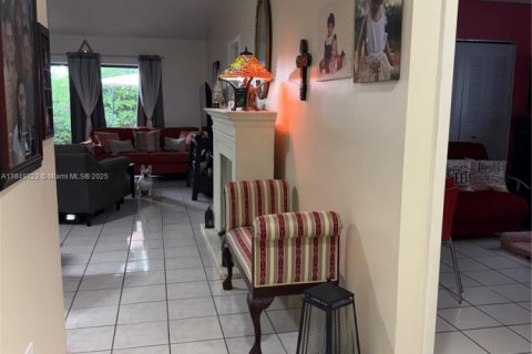 House in Miami, Florida 4 bedrooms, 131.36 sq.m. № 1852374 - photo 3