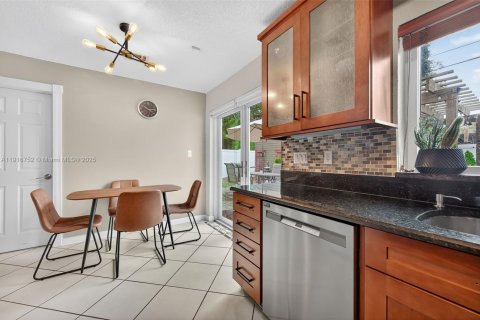 House in Hollywood, Florida 3 bedrooms, 96.9 sq.m. № 1972150 - photo 7