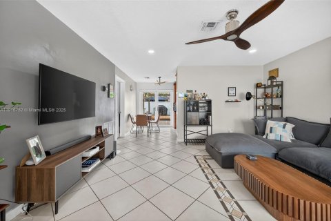 House in Hollywood, Florida 3 bedrooms, 96.9 sq.m. № 1972150 - photo 2