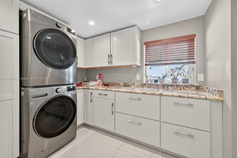 House in Hollywood, Florida 3 bedrooms, 96.9 sq.m. № 1972150 - photo 17