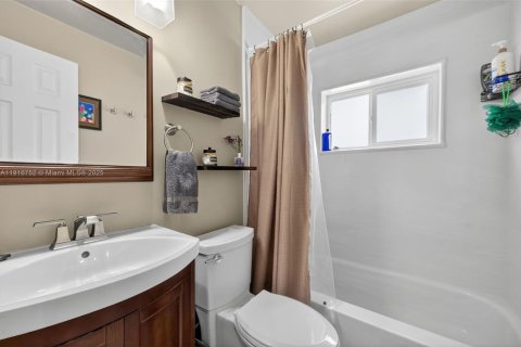 House in Hollywood, Florida 3 bedrooms, 96.9 sq.m. № 1972150 - photo 16