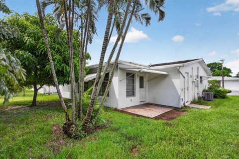 Villa ou maison à louer à Margate, Floride: 2 chambres, 98.57 m2 № 2387276 - photo 4