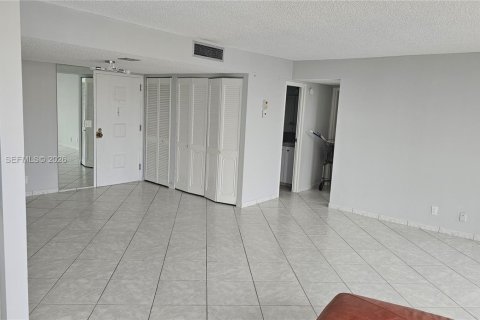 Condo in Hallandale Beach, Florida, 2 bedrooms № 2145933 - photo 18