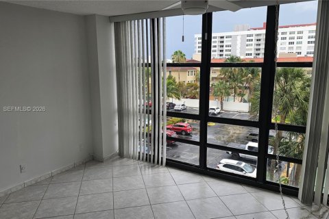 Condo in Hallandale Beach, Florida, 2 bedrooms № 2145933 - photo 14