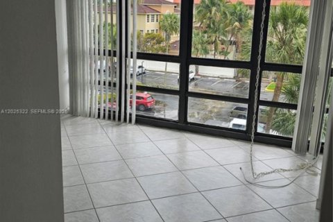 Condo in Hallandale Beach, Florida, 2 bedrooms № 2145933 - photo 8
