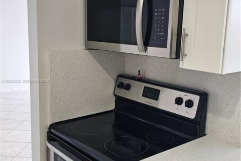 Condo in Hallandale Beach, Florida, 2 bedrooms № 2145933 - photo 5
