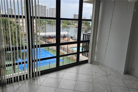 Condo in Hallandale Beach, Florida, 2 bedrooms № 2145933 - photo 15