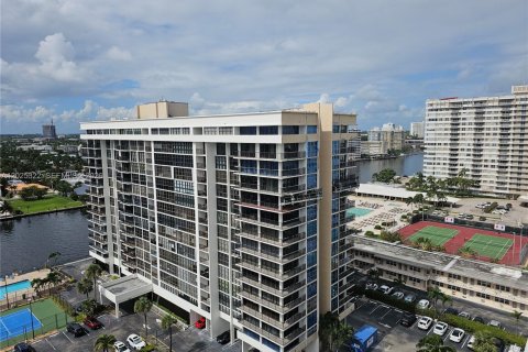 Condo in Hallandale Beach, Florida, 2 bedrooms  № 2145933
