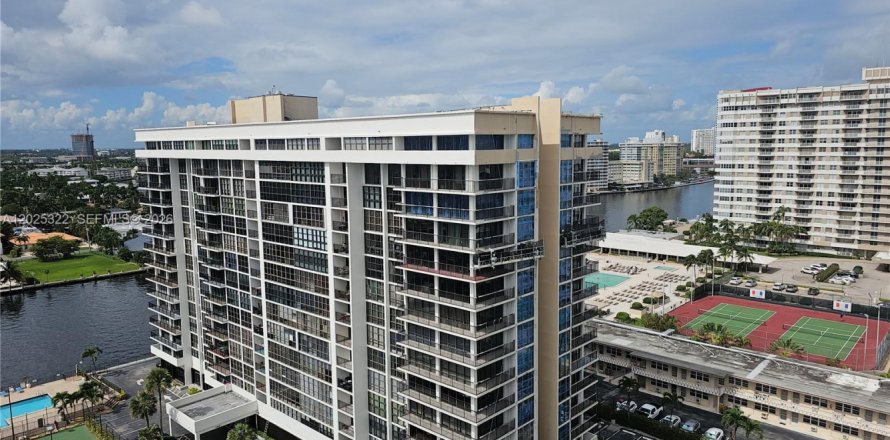 Condo in Hallandale Beach, Florida, 2 bedrooms № 2145933