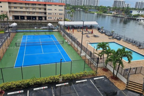 Condo in Hallandale Beach, Florida, 2 bedrooms № 2145933 - photo 21