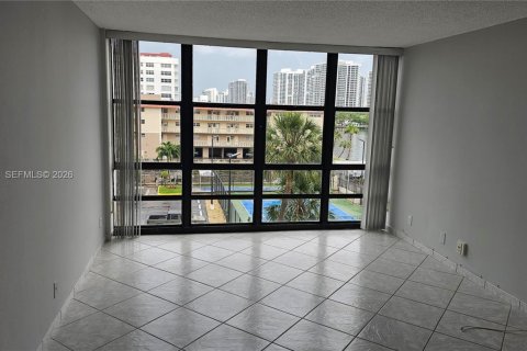 Condo in Hallandale Beach, Florida, 2 bedrooms № 2145933 - photo 13