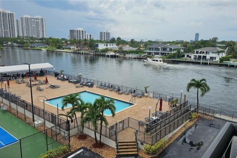 Condo in Hallandale Beach, Florida, 2 bedrooms № 2145933 - photo 20