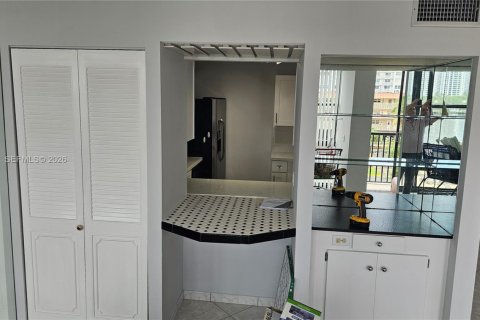 Condo in Hallandale Beach, Florida, 2 bedrooms № 2145933 - photo 19