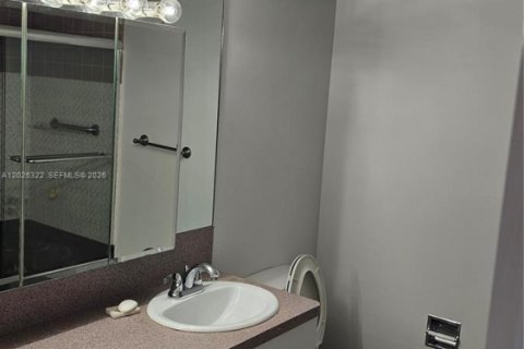 Condo in Hallandale Beach, Florida, 2 bedrooms № 2145933 - photo 9