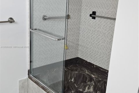 Condo in Hallandale Beach, Florida, 2 bedrooms № 2145933 - photo 10
