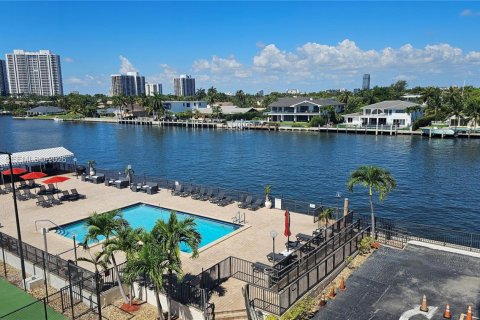 Condo in Hallandale Beach, Florida, 2 bedrooms № 2145933 - photo 2