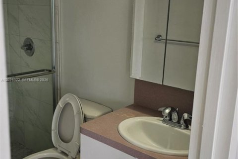 Condo in Hallandale Beach, Florida, 2 bedrooms № 2145933 - photo 7