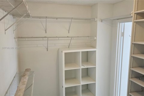 Condo in Hallandale Beach, Florida, 2 bedrooms № 2145933 - photo 11