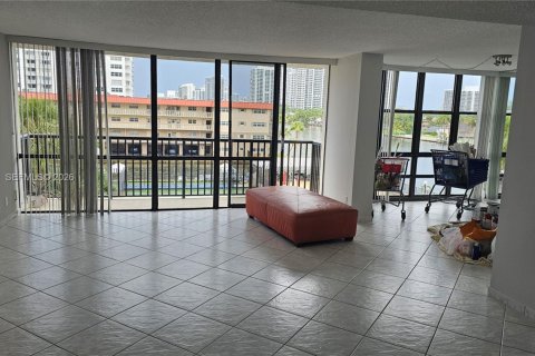 Condo in Hallandale Beach, Florida, 2 bedrooms № 2145933 - photo 16