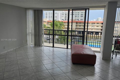 Condo in Hallandale Beach, Florida, 2 bedrooms № 2145933 - photo 17